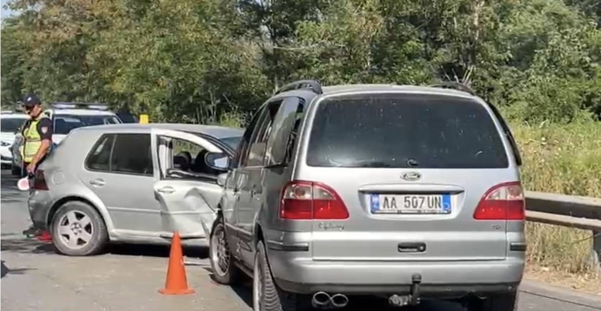 Aksident në aksin Fier–Levan, përplasen dy automjete, plagosen drejtuesit