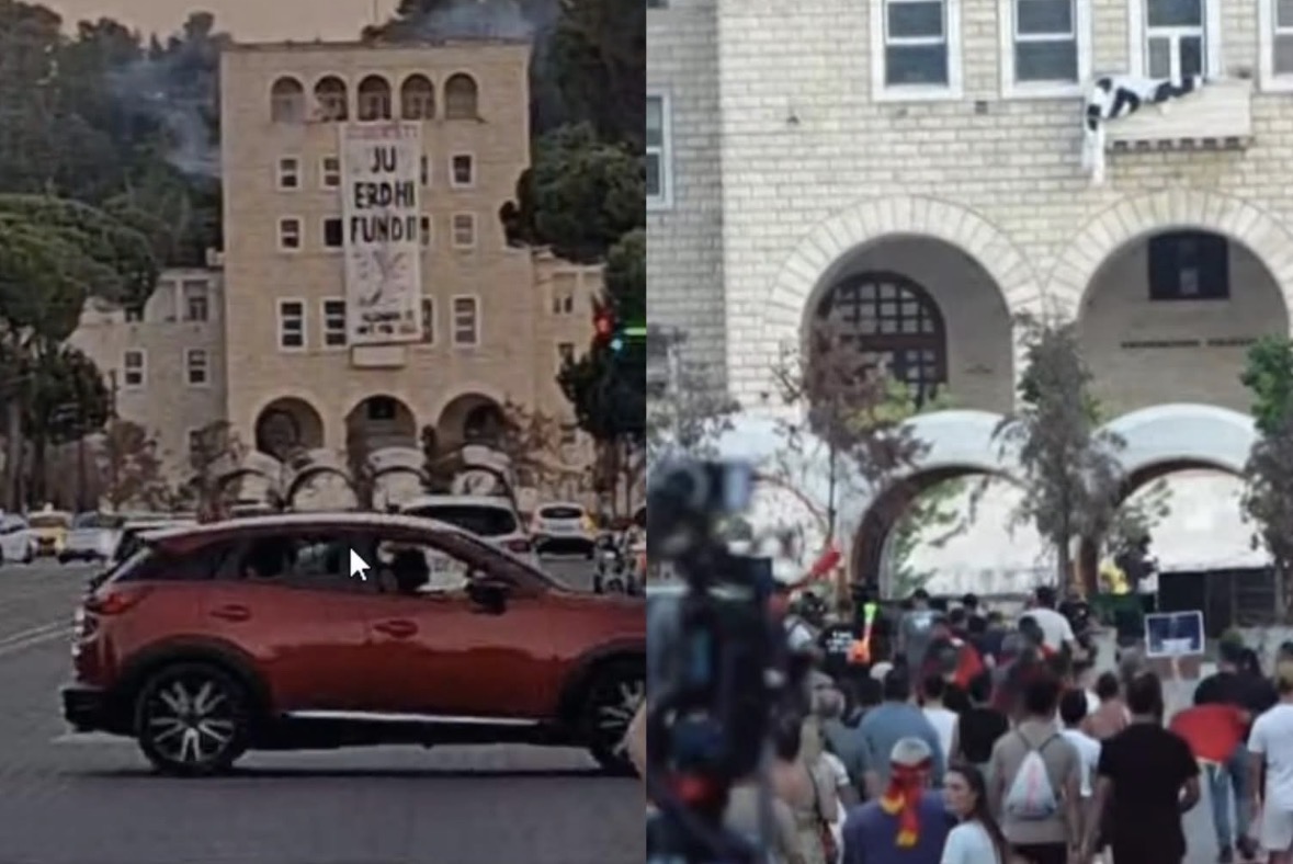 “Ju erdhi fundi”/ Shfaqet një banderolë e madhe te Politekniku, ndërhynë policia. Protestuesit nisen drejt universitetit