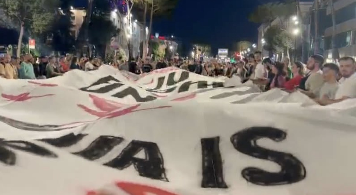 Protestuesit marrin banderolën nga ambientet e Politeknikut, e valëvisin në shesh