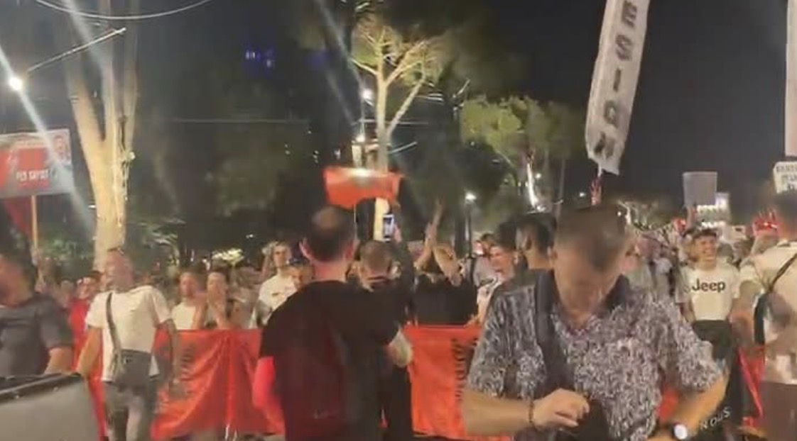 Me flamuj dhe pankarta në duar, qytetarët nisin marshimin në rrugët e Tiranës