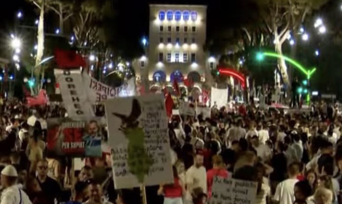 Nesër seancë plenare, qytetarët njoftojnë protestë para Parlamentit në orën 10:00