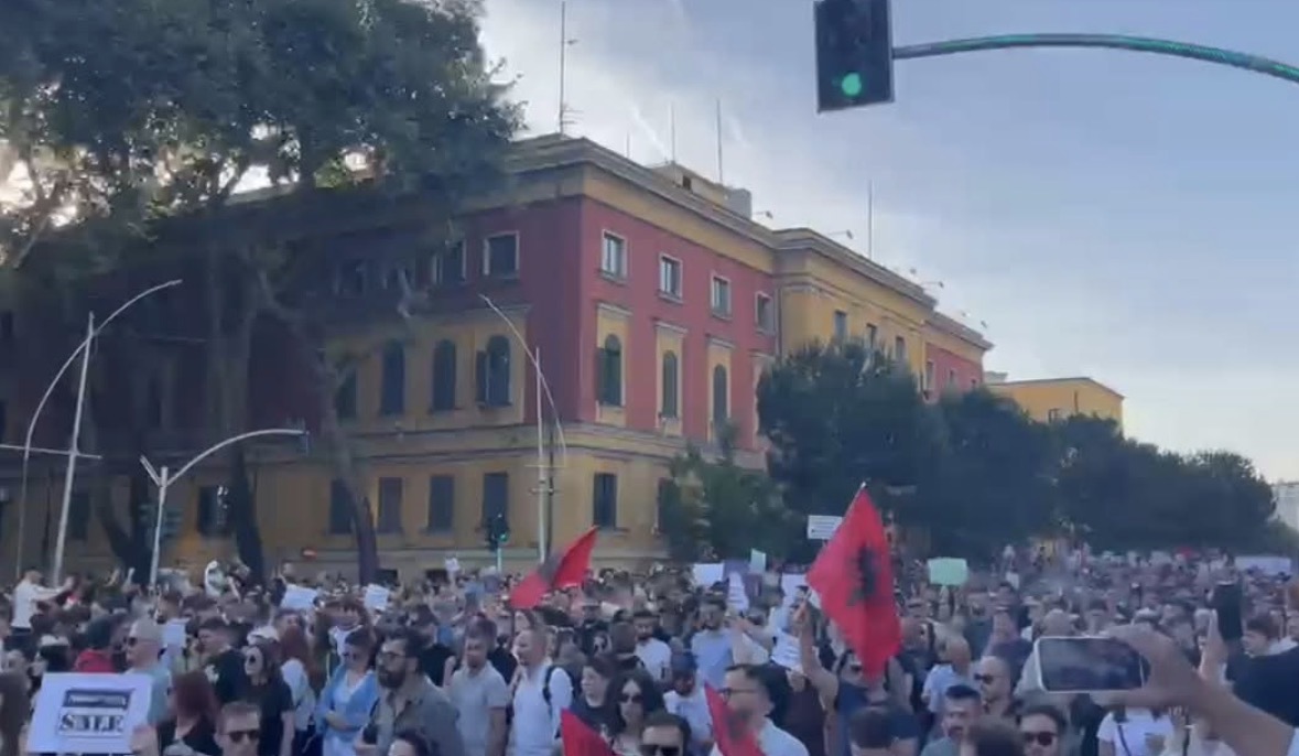 Protesta kundër ndërtimit në Zvërnec, qytetarë të shumtë bashkohen në marshim