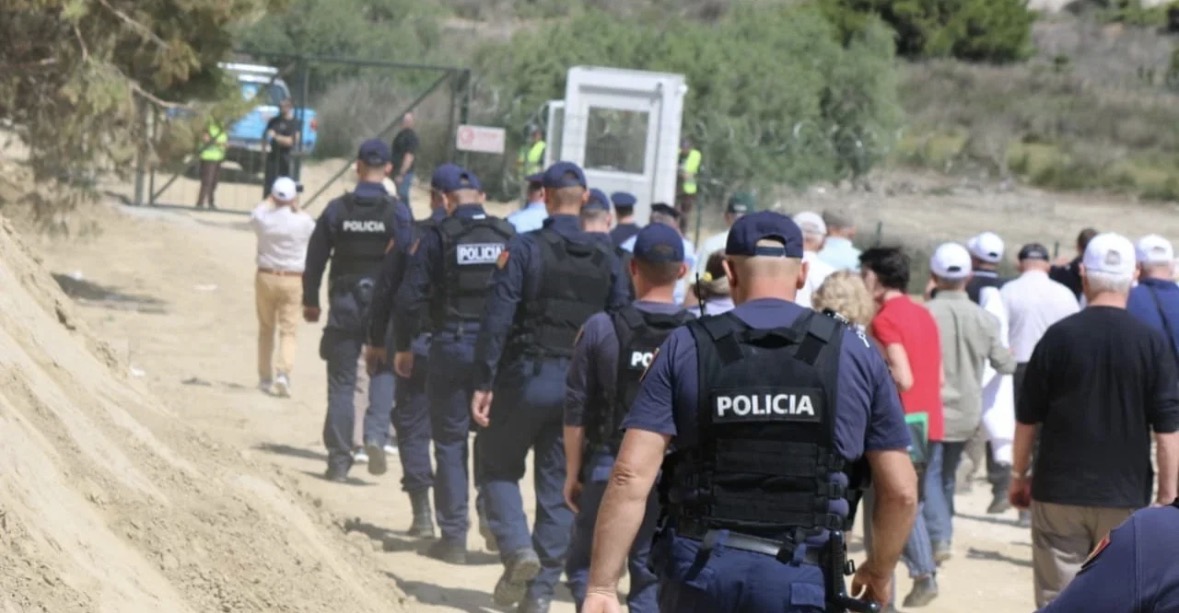 “Flasim edhe greqisht, kjo nuk na bën më pak shqiptarë”/ U dhunua gjatë protestës në Zvërnec, flet qytetari: Nuk po merrja dot frymë, por ndërhyri policia e shtetit dhe…