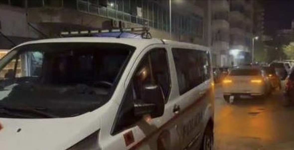 Degradon debati mes dy grave në Vlorë, përfundojnë në shkelma. Ndërhyn policia mes tyre 