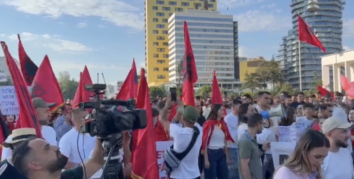 Dita e tretë e protestës në Tiranë për Zvërncein, qytetarët marshojnë nga sheshi “Skënderbej” te Ministria e Brendshme dhe Kryeministria