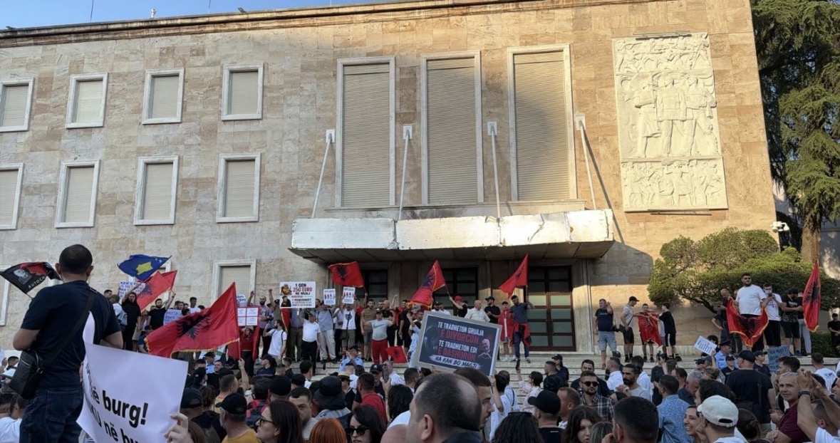 Protesta përpara Kryeministrisë për Zvërnecin, qytetarët çajnë kordonin e policisë