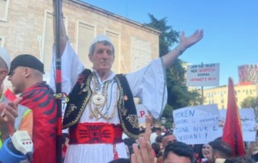 Me qeleshe dhe fustanellë, protestuesit zbresin në shesh më patriot se kurrë. Tubimi ‘skuqet’ nga flamunjt kuqezi 