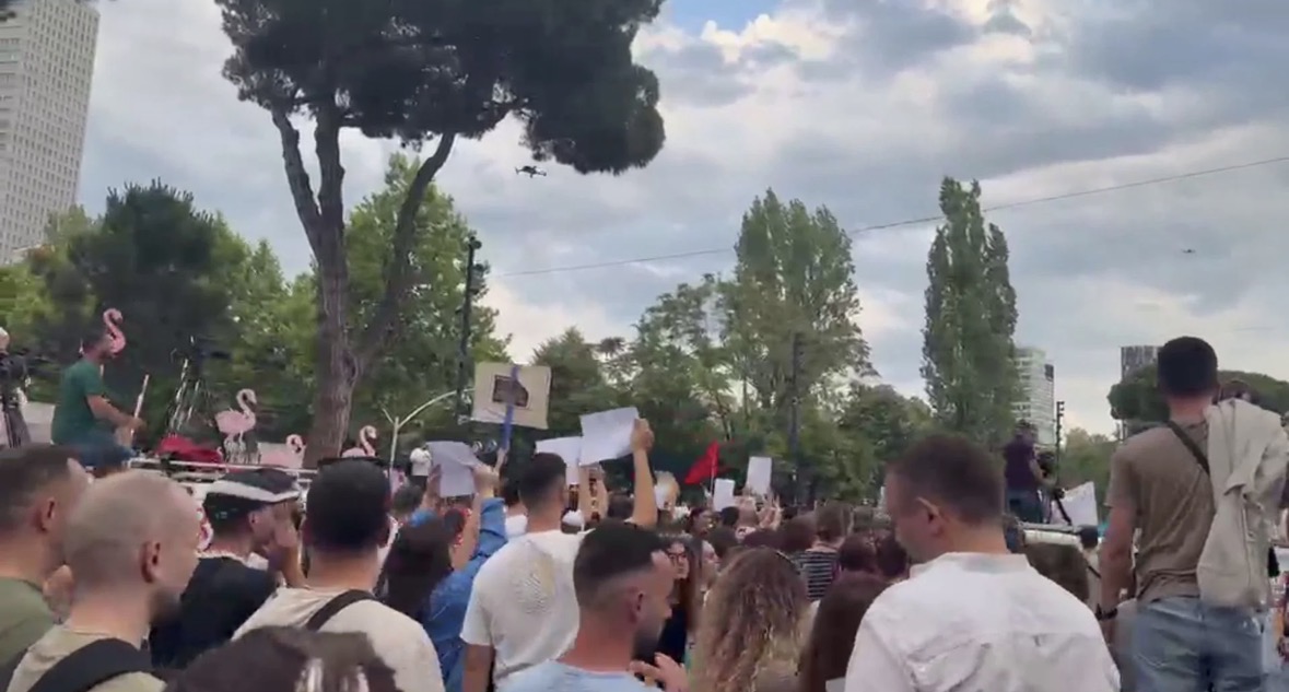 Policia bllokon bulevardin me gardh metalik, Hita: Është standard i vendosur prej kohësh, nuk bëjmë ndryshime për këtë aktivitet