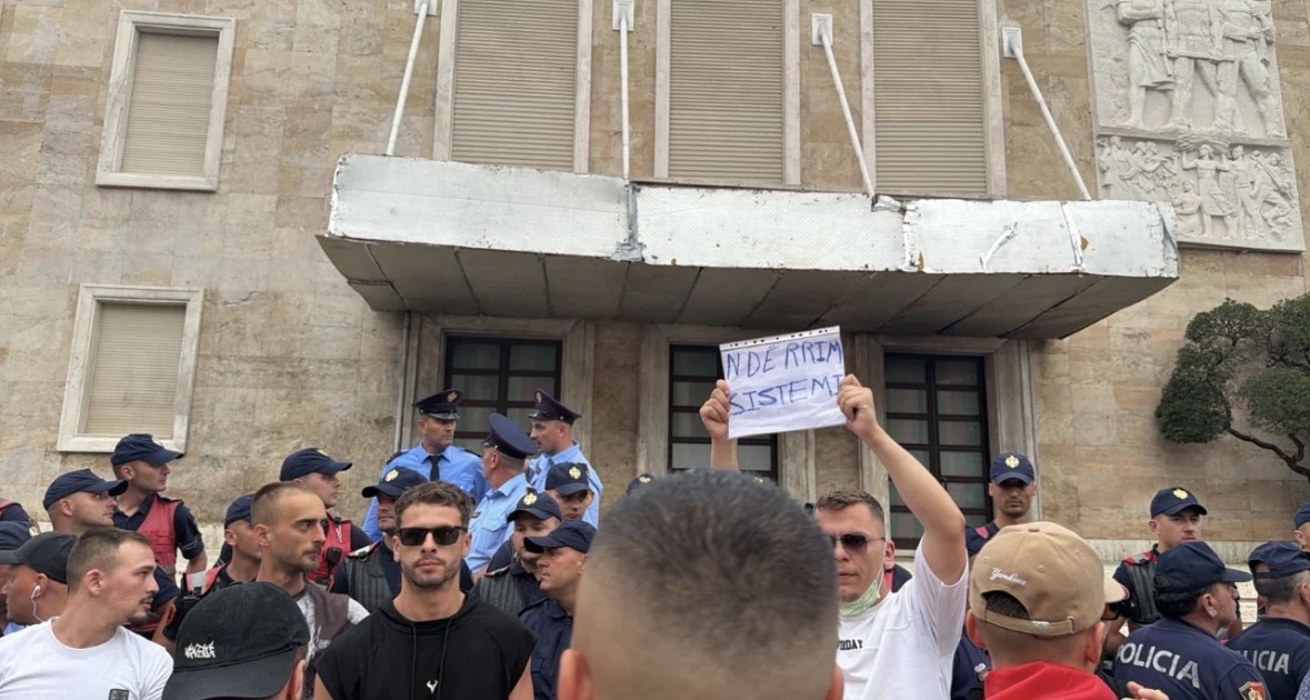 Përplasja e ashpër mes protestuesve dhe policisë, çahet kordoni metalik, qytetarët mbërrijnë para Kryeministrisë me banderola dhe flamuj