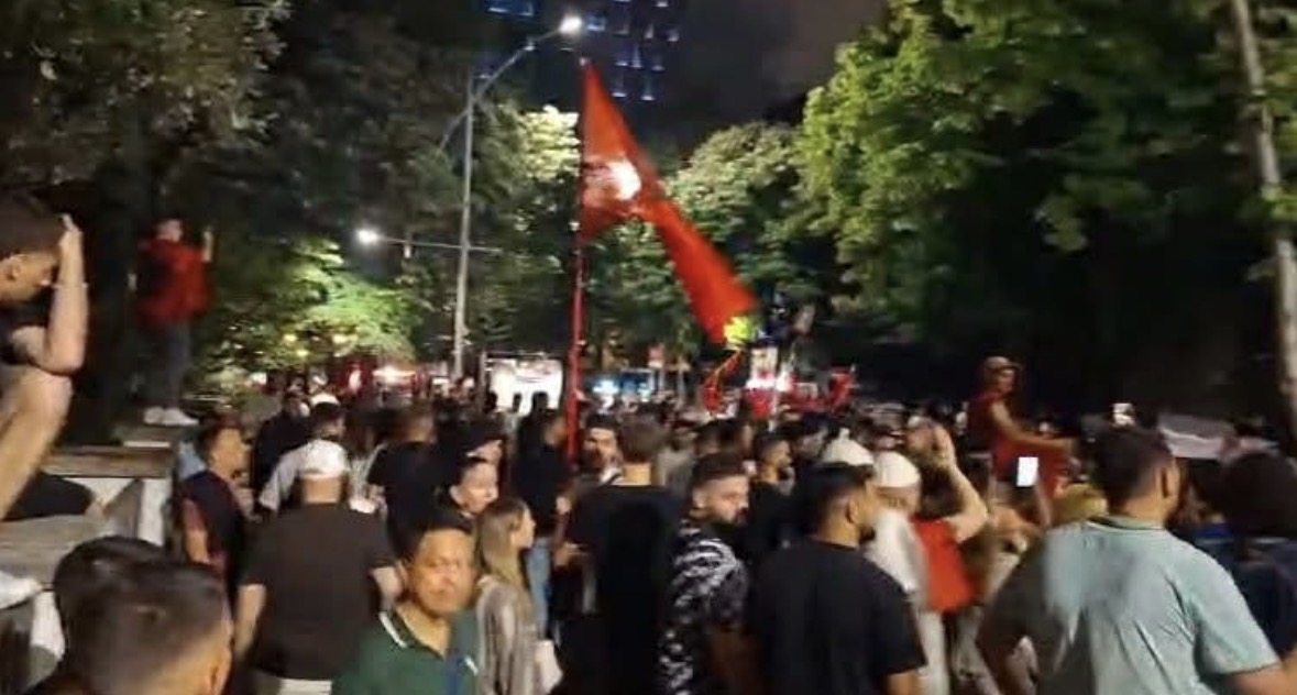 Mbyllet protesta! Qytetarët bllokojnë rrugën pranë selisë së PS-së, thirrje të rinjve: Ngrihuni nga kafet