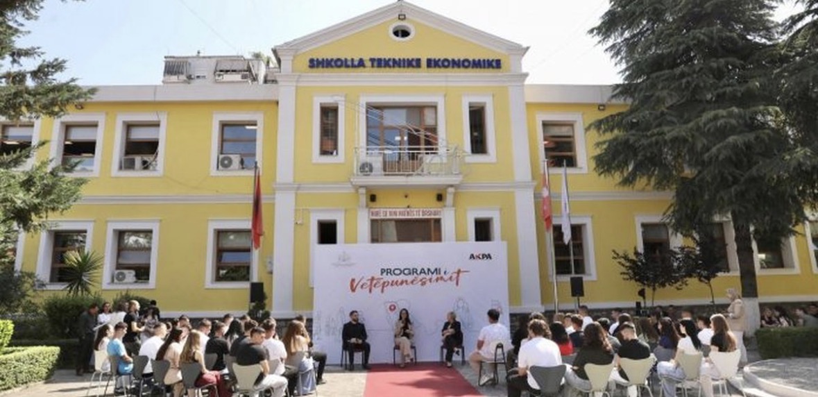 Ibrahimaj me maturantët: Vetëpunësimi, mundësi për të kthyer idetë në biznese 