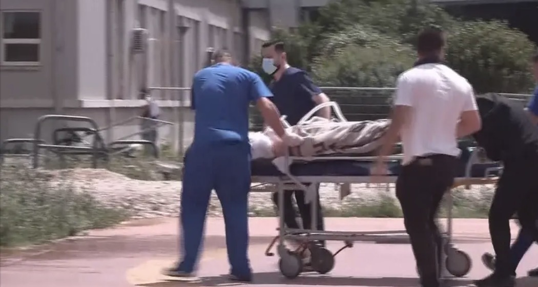 Vrau dhe plagosi një polic, momenti kur autori i masakrës në Maliq në mbërrin te Spitali i Traumës