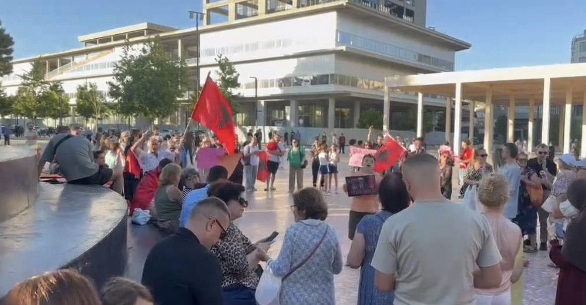 Qytetarët e Vlorës sërish në protestë te Sheshi i Flamurit kundër projektit në Zvërnec