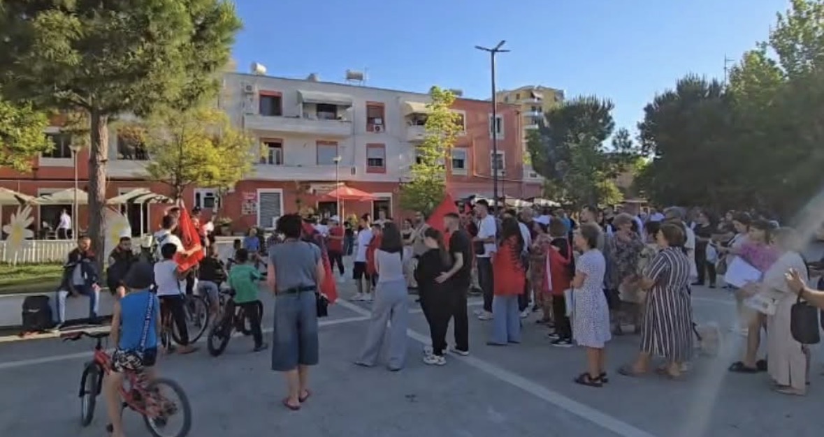 Rama në takim me banorët e Zvërnecit, vlonjatët mblidhen në protestë në sheshin “Adem Jashari”