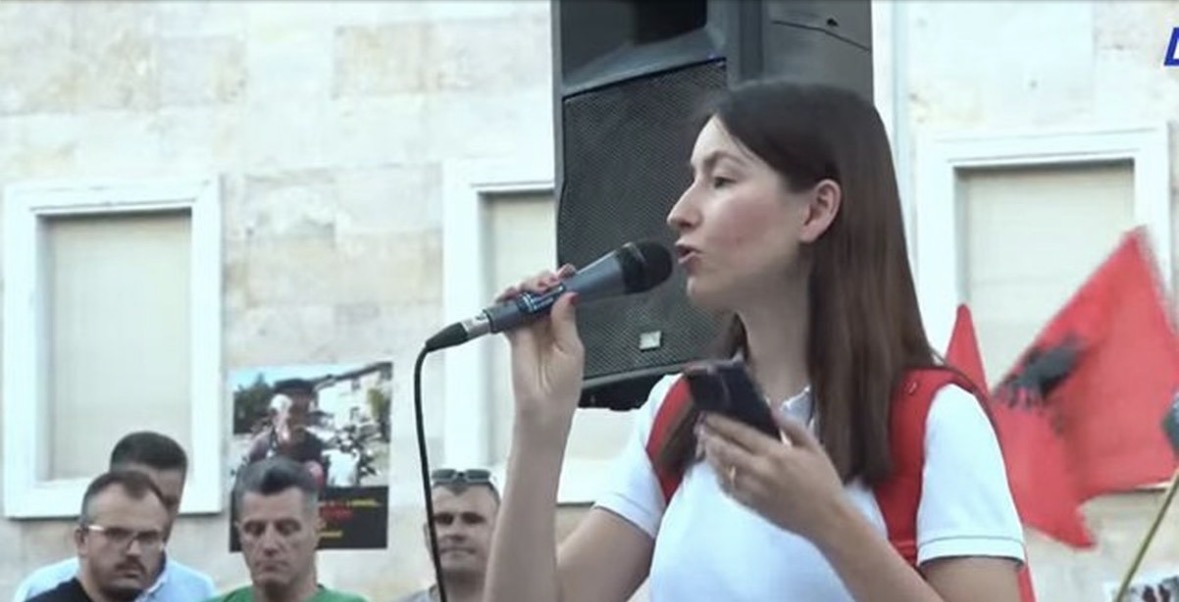 Qytetarja ndërpret fjalimin, humb një fëmijë në mes të turmës gjatë protestës