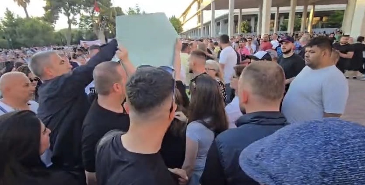 Tension në Sheshin e Flamurit në Vlorë, punonjësit e sigurisë i grisin pankartën qytetares