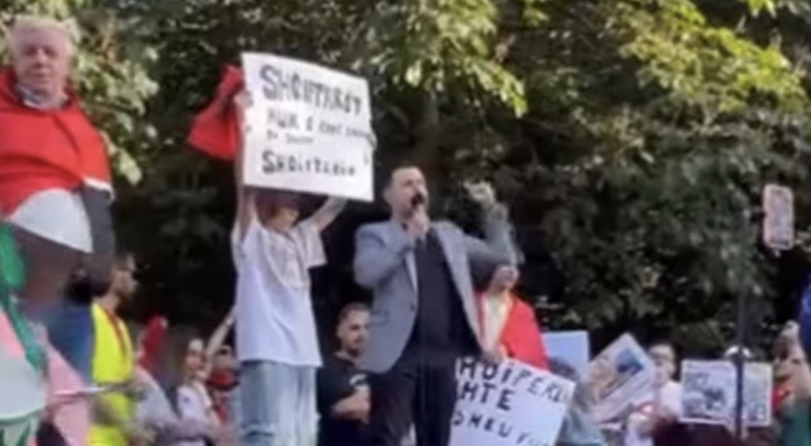 I riu nga Durrësi në protestën e Berlinit: Jo vdekje tradhtarëve, por largim tradhtarëve!