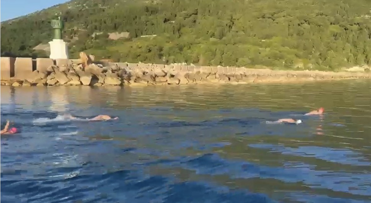 Sfida e radhës për Eva Buzon, maratonë noti në ujërat e Jonit