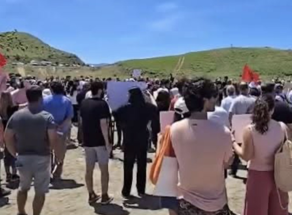 Protestë edhe në Zvërnec, qytetarët me pankarta dhe thirrje