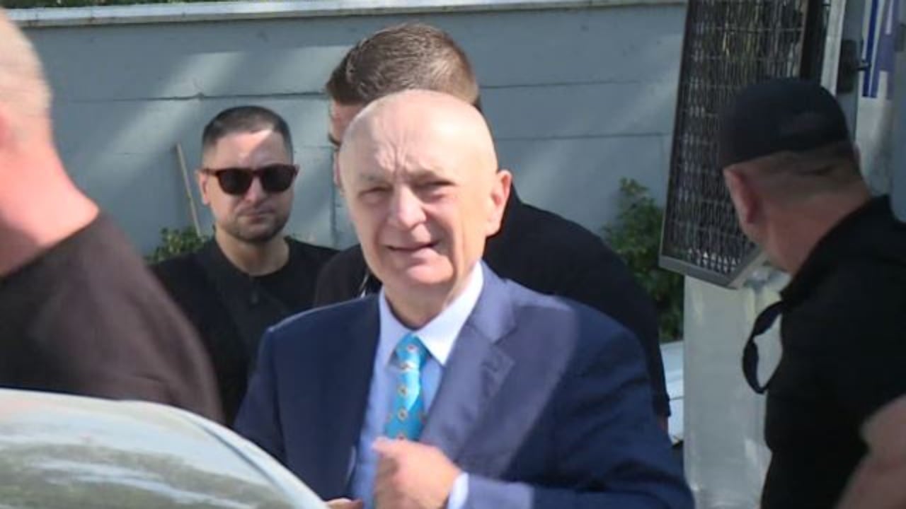 Meta lë sërish qelinë për 12 orë, ish-presidenti mbërrin në ambientet ku do të presë ngushëllimet për babane