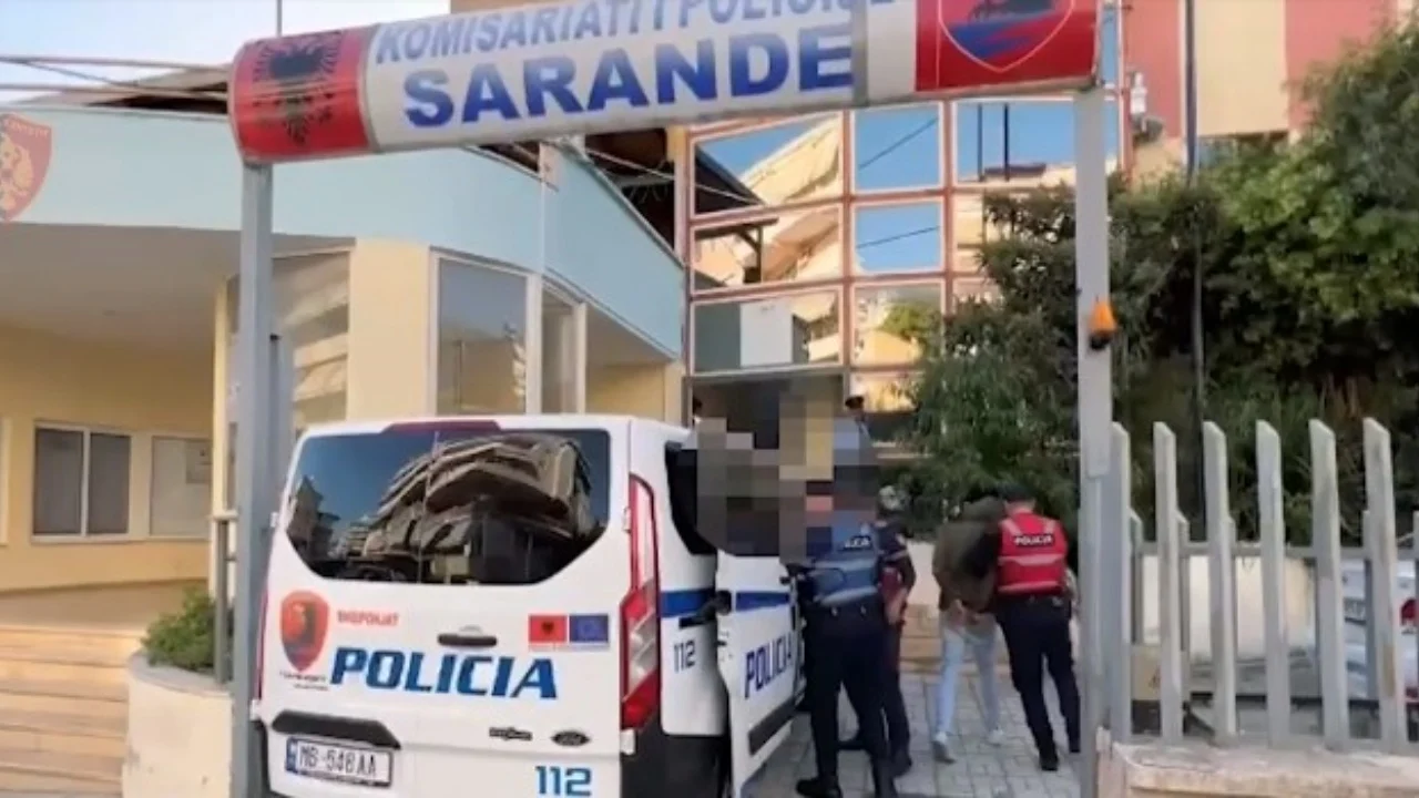 Ndihmoi dy autorët në vendosjen e tritolit në Sarandë, arrestohet 21-vjeçari. I gjenden armë dhe municion