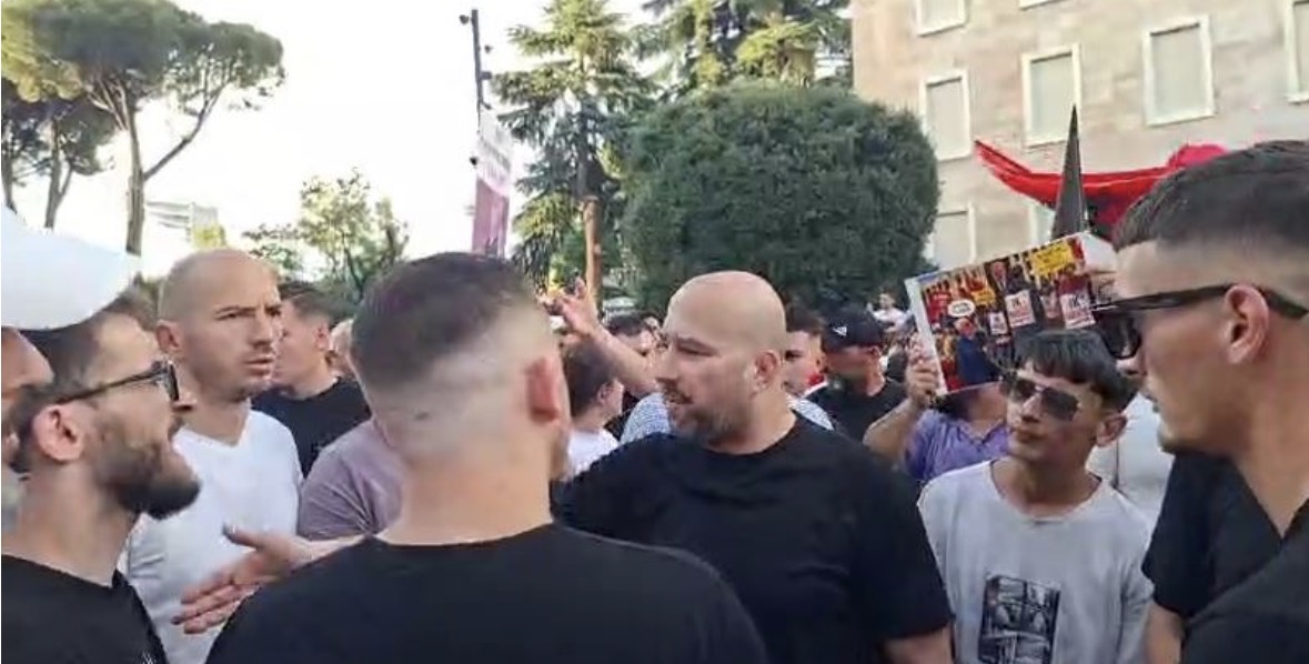 “Opozita jemi ne”/ Redi Muçit i kërkohet të largohet nga protesta