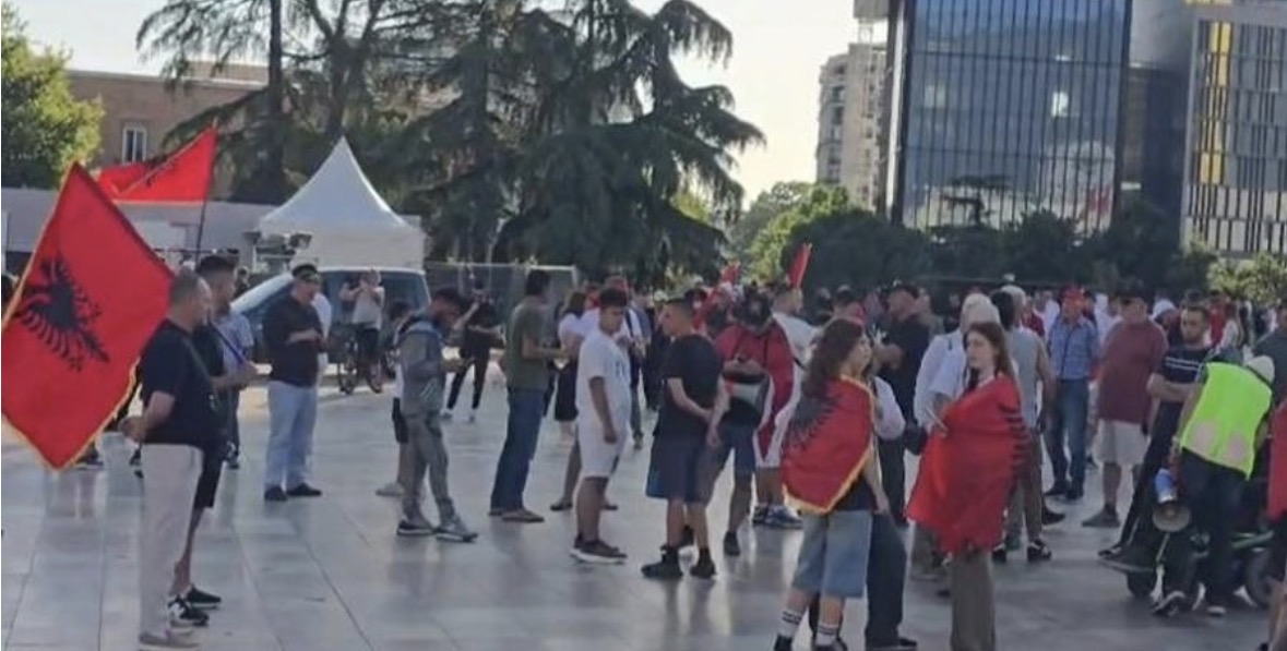Dita e 10-të e protestës në Tiranë, aktivistët dhe qytetarët mblidhen në shesh