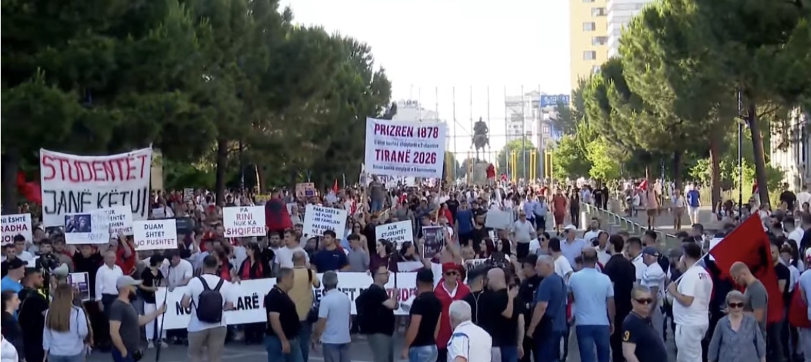 Me thirrjet ‘Rama jep dorëheqjen’, protestuesit marshojnë në bulevard