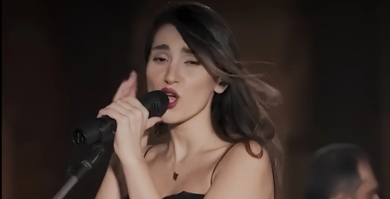 74 goditje me kamzhik për këngëtaren iraniane që këndoi pa hixhab, zemërim brenda dhe jashtë Iranit