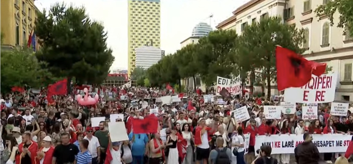 Aktivistët dhe qytetarët nisin marshimin drejt Kryeministrisë