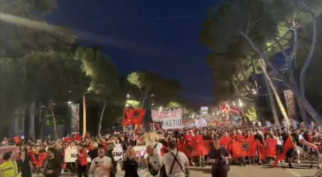 Protestuesit lënë sheshin para Kryeministrisë dhe nisin marshimin në rrugët e Tiranës