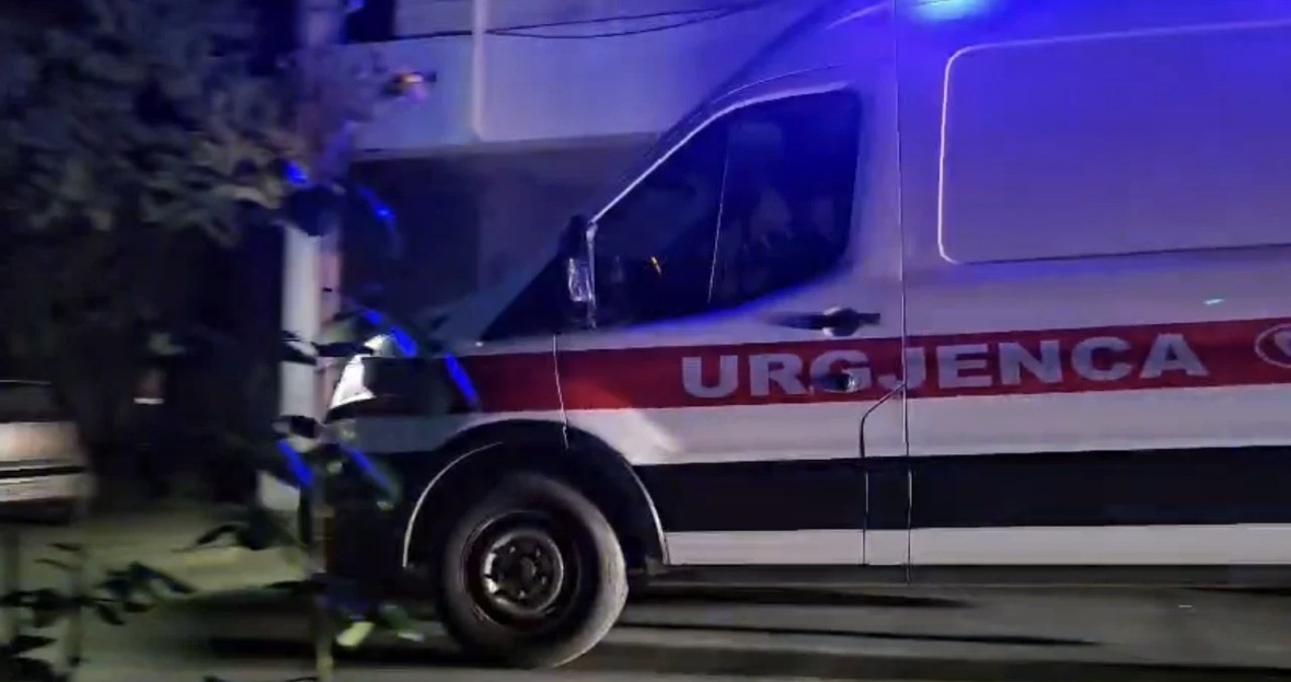 Fëmija 4 vjeç bie aksidentalisht nga kati i dytë i banesës në Korçë, pëson dëmtime në kokë dhe në trup