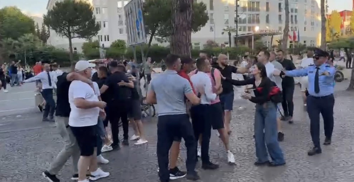 Incident në protestë, i riu me pitbull ofendon influenceren dhe protestuesit, ata i vihen në ndjekje