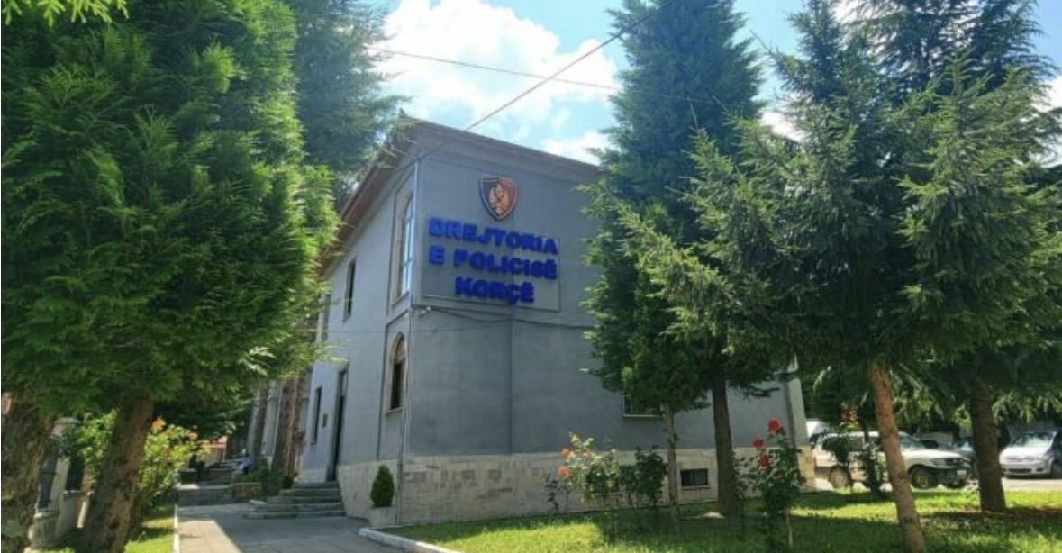 Mashtronin qytetarët duke u paraqitur si përfaqësues të një shoqate bamirësie, arrestohet çifti nga Korça