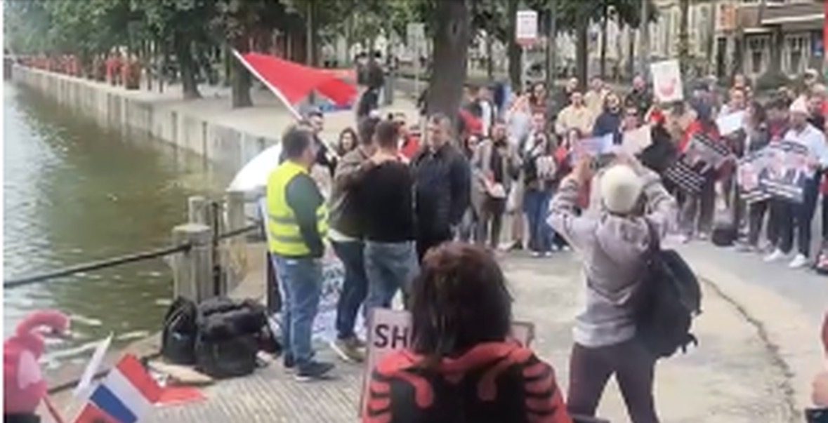 Protesta zhvendoset edhe në Hagë, shqiptarët protestojnë teksa këndojnë këngë polifonike 