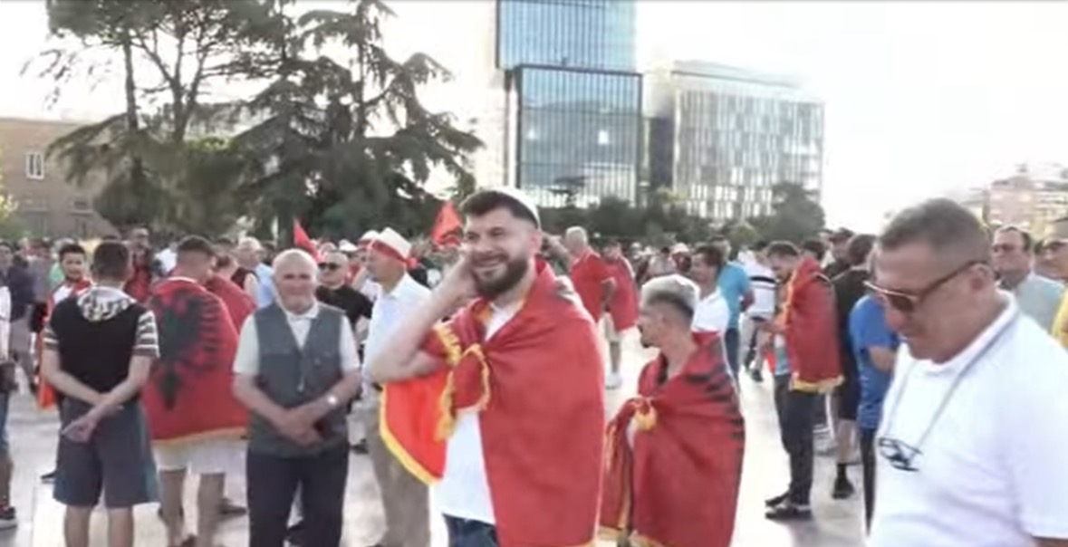 Dita e 15-të e protestës/ Nis grumbullimi i qytetarëve në sheshin “Skënderbej” 