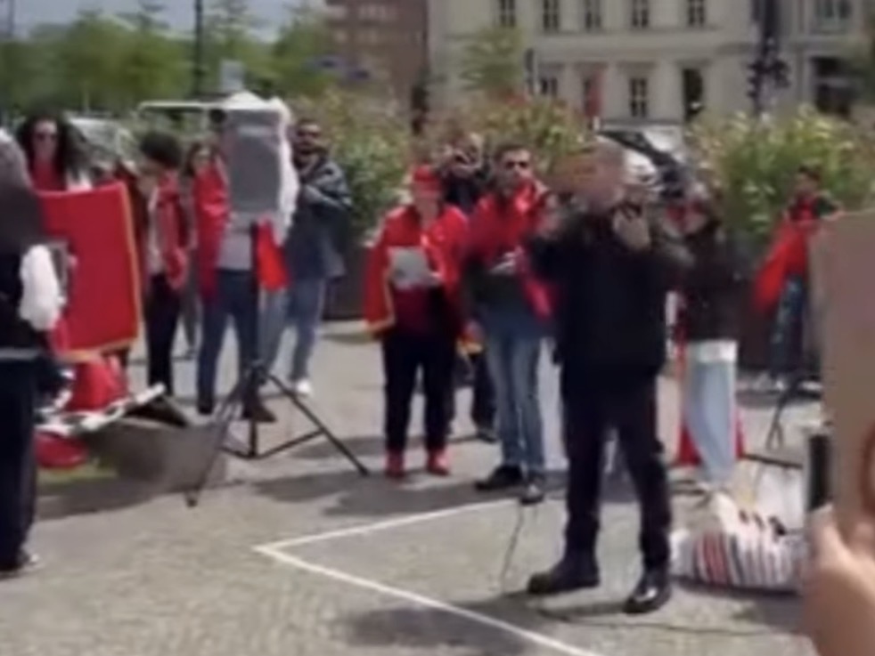 I riu nga Durrësi ndez protestën në Berlin, i drejtohet Ramës: Të kemi vendosur të na shërbesh, jo të ma dëbosh (Video)