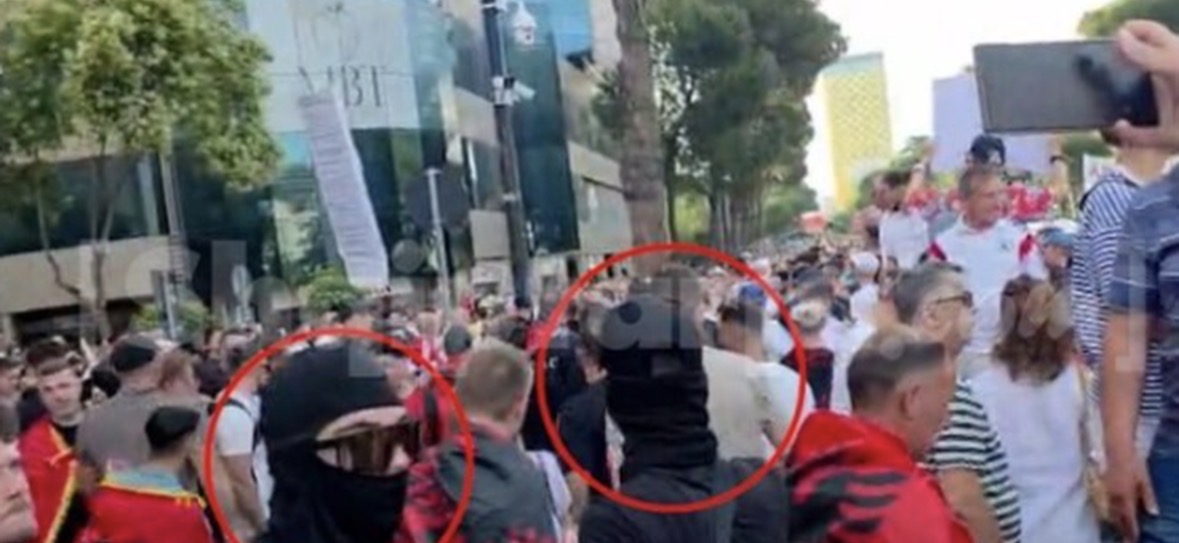 Tensione në protestë! Mbledhje të paligjshme kartash identiteti për peticion, persona me kapuçë të pranishëm 