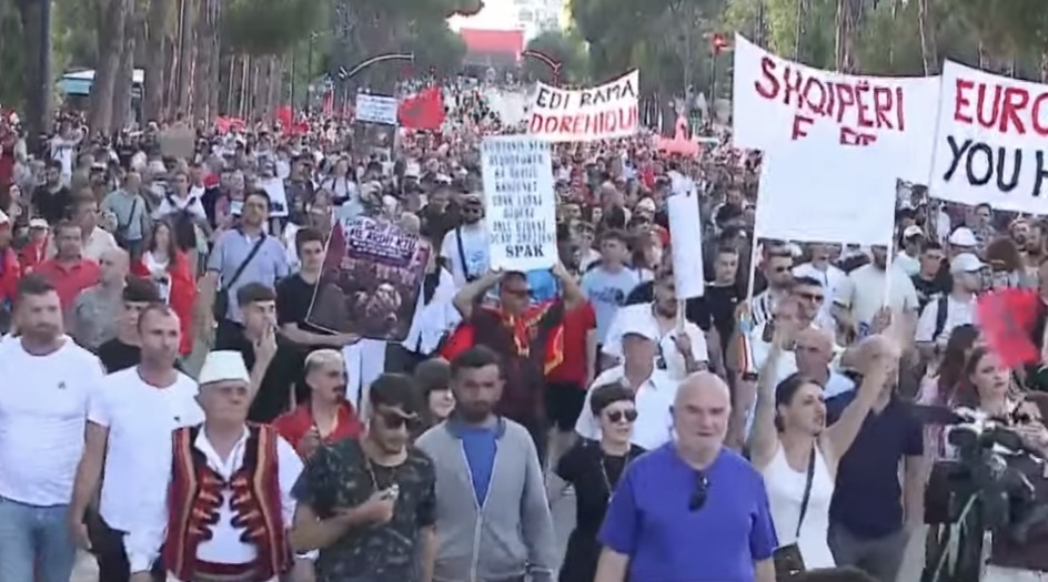 Dita e 16 e protestës, qytetarët marshojnë drejt Kryeministrisë në Tiranë
