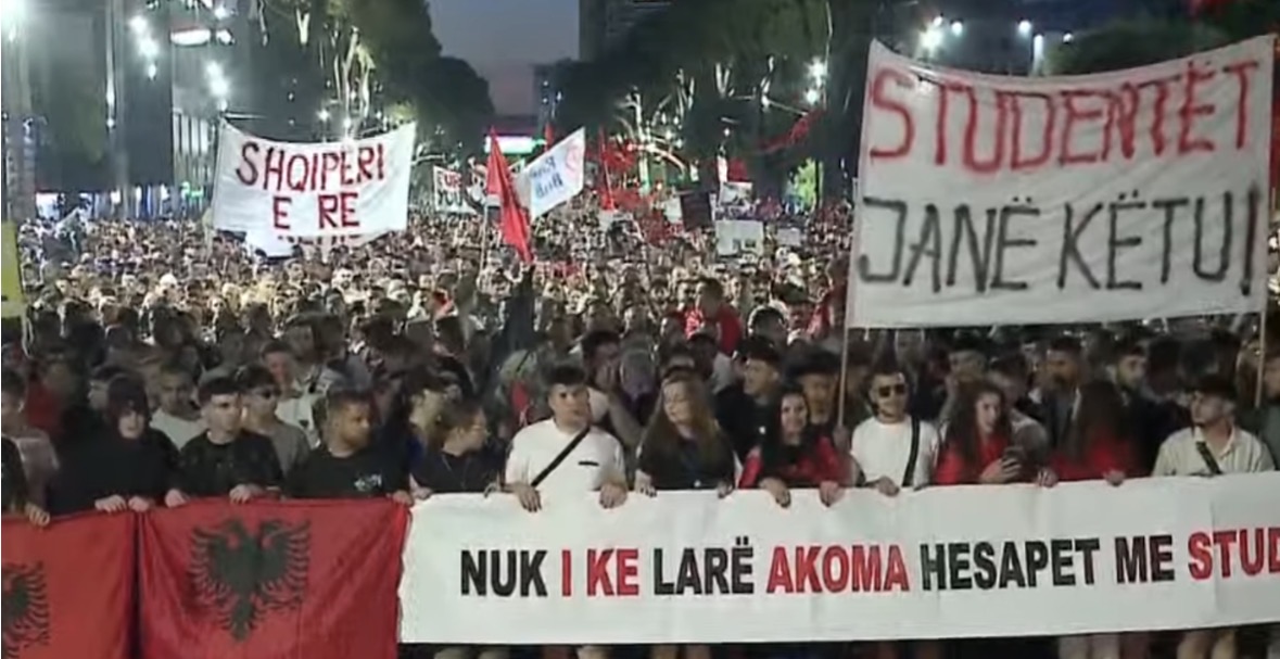 Protestuesit lënë sheshin para Kryeministrisë dhe vijojnë marshimin në rrugët e Tiranës