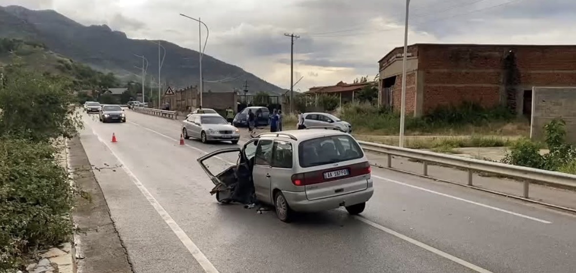 Përplasen tre automjete në aksin Pogradec-Lin, plagoset një person