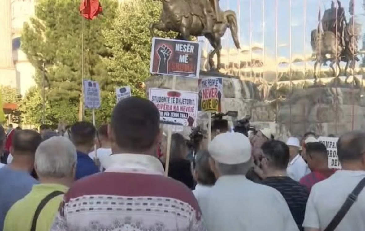 Dita e 18-të e protestës, qytetarët mblidhen në sheshin “Skëndërbej”. Nis marshimi drejt Kryeministrisë