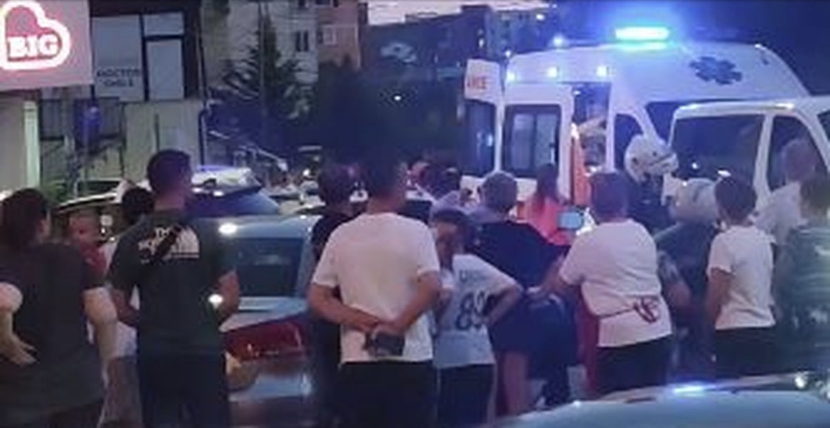 Tentoi të grabiste marketin në Kinostudio/ Autori kundërshton blutë, shoqërohet i plagosur me ambulancë 