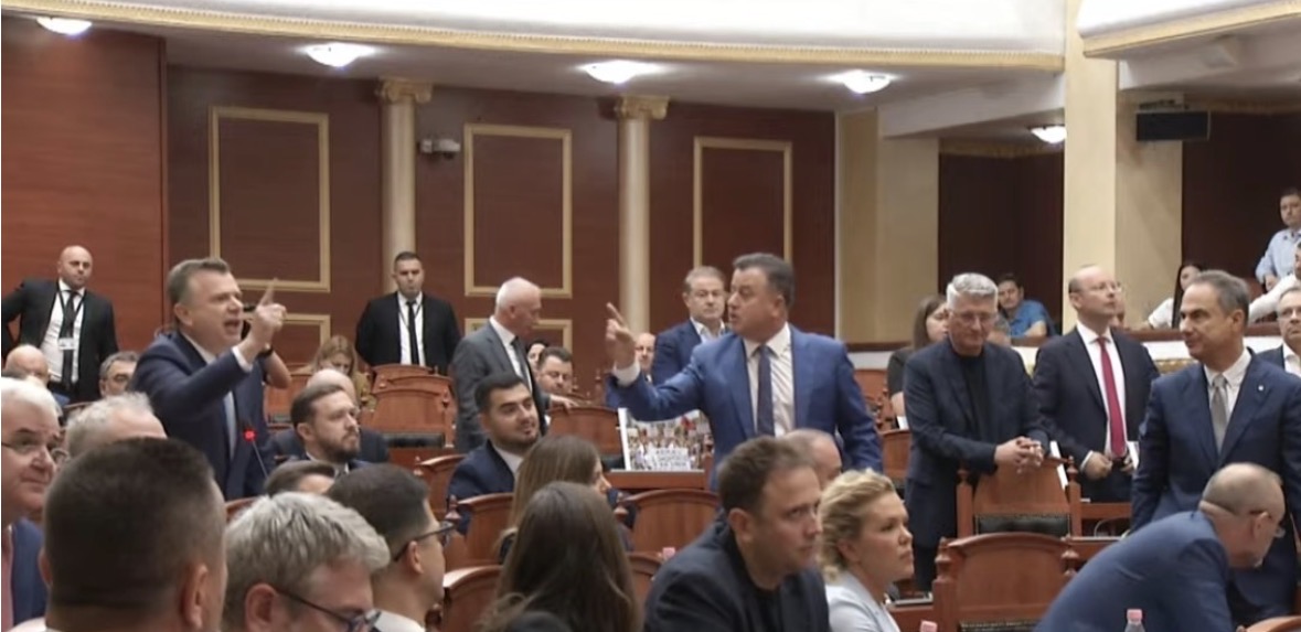 Tensione në Kuvend, Balla: Sali Berisha të sfidoj, dil sot në protestë po ta mbajti