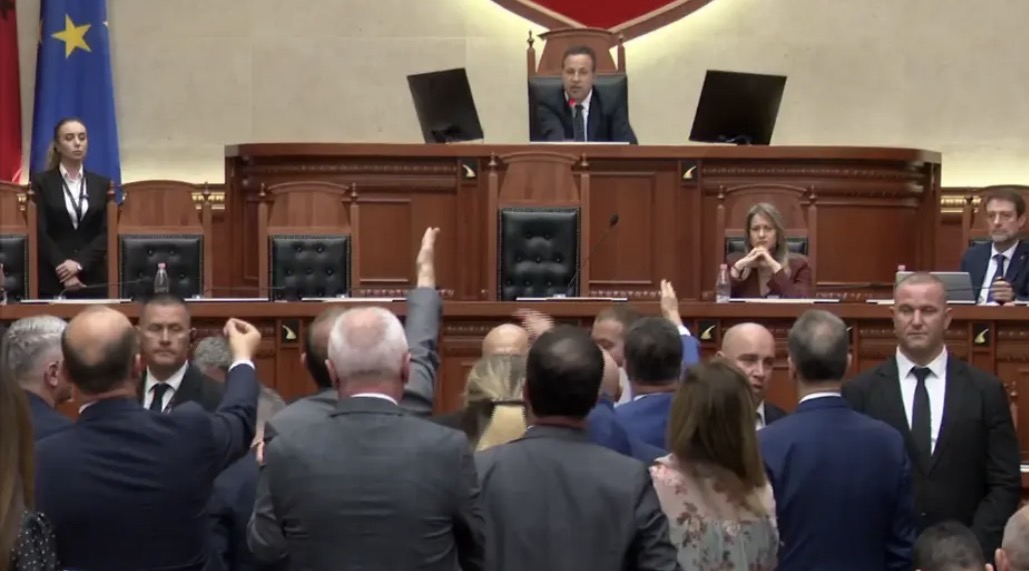 Deputetët e opozitës bllokojnë foltoren, Peleshi ndërpret dy herë seancën pas tensioneve në Kuvend