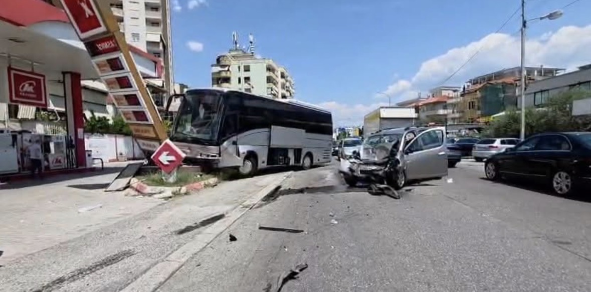 Aksident i rëndë në hyrje të Elbasanit, autobusi me fëmijë përplaset me makinën përfundon në një pikë karburanti