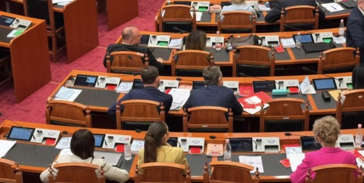 Mungoi në seancë pas njoftimit të largimit nga grupi i PS, karrigia e Marjana Koçekun zihet nga deputetja e Vlorës