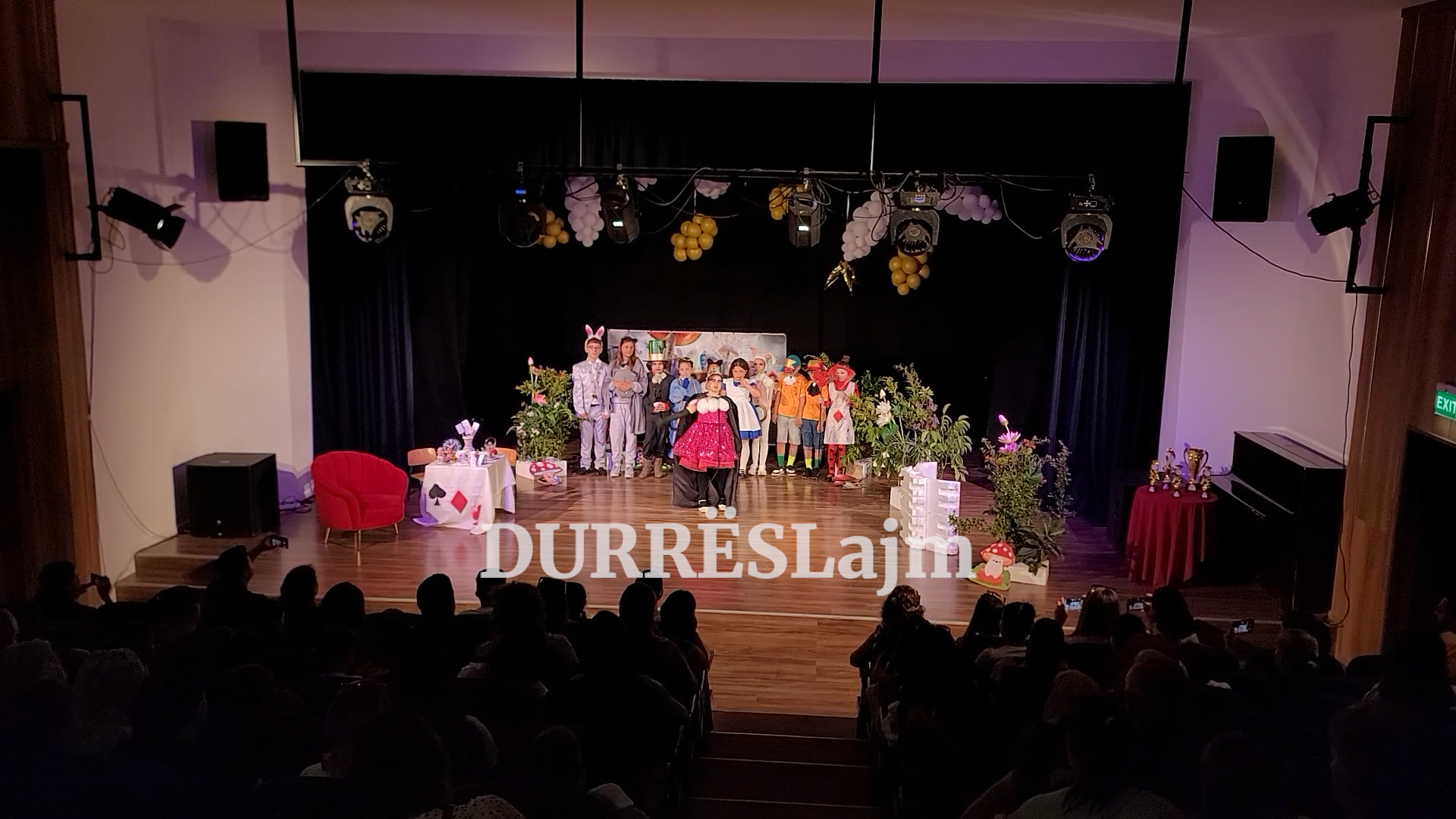 Festivali i Teatrove për Fëmijë në Durrës, shkolla “Vëllezërit Haradinaj” merr çmimin e parë (VIDEO)