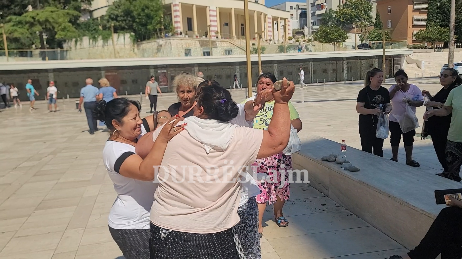 Situatë e tensionuar para bashkisë Durrës, 90 familje të komunitetit rom 9 muaj pa marrë bonusin e strehimit (VIDEO)