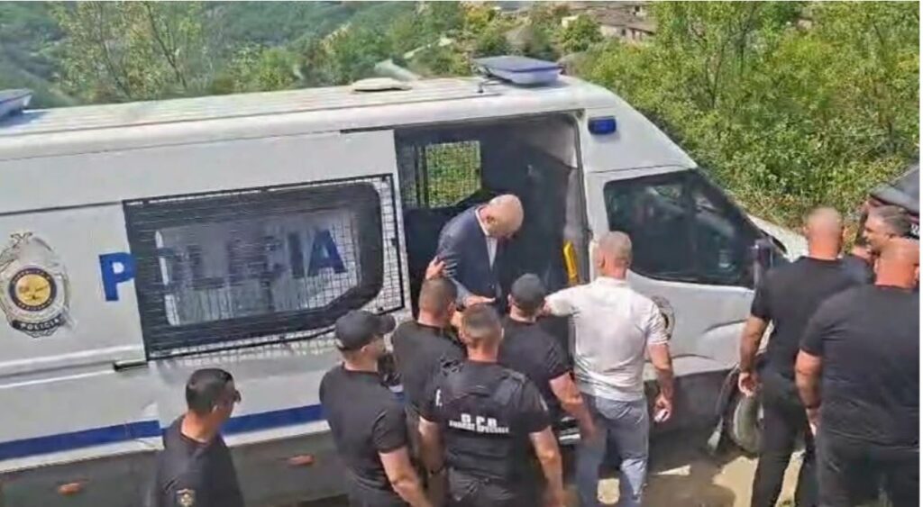 Doli me leje nga burgu, Meta mbërrin në Çepan në varrimin e babait